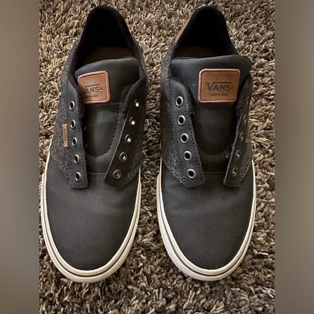 Vans dress shoe, dark grey with a linen on the side and leather on top. Clean
